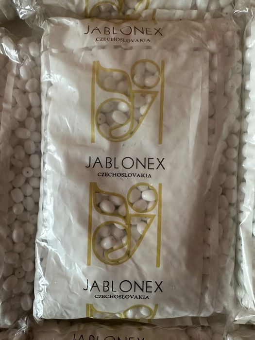 Продавам чешки стъклени мъниста Jablonex . Подходящи за мартеници.