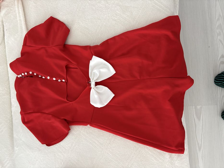 Червена рокля с къс ръкав и панделка