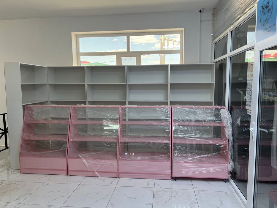 Витрины стекляные , полки открытые