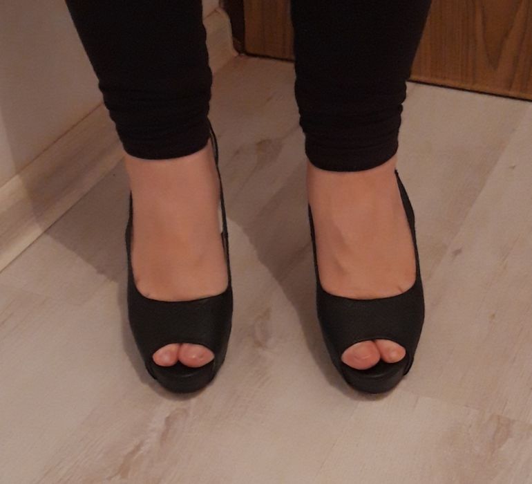 Сандали на висок ток