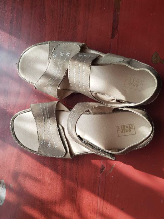 Сандали женские продаю