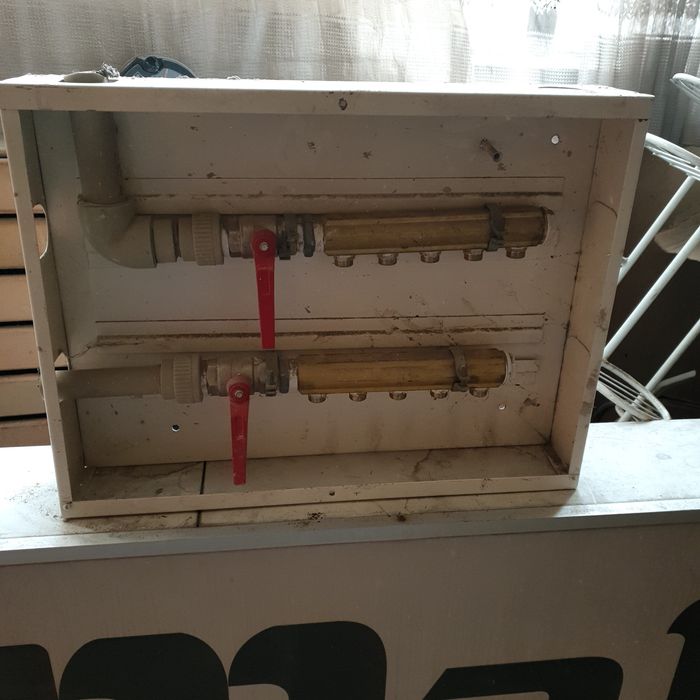 Метално табло с разпределители за парно отопление .