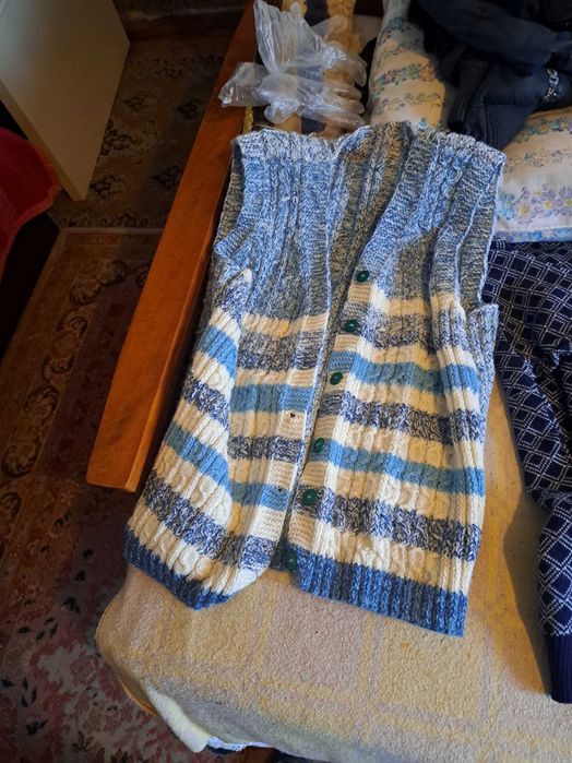 Vand pijama  si 2 pulovere femei