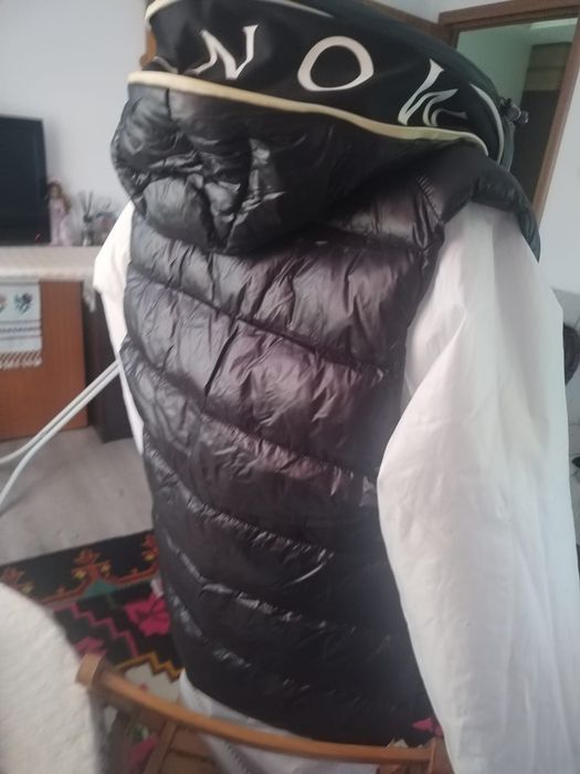 Vestă mărimea S,nu este ruptă sau zgâriată