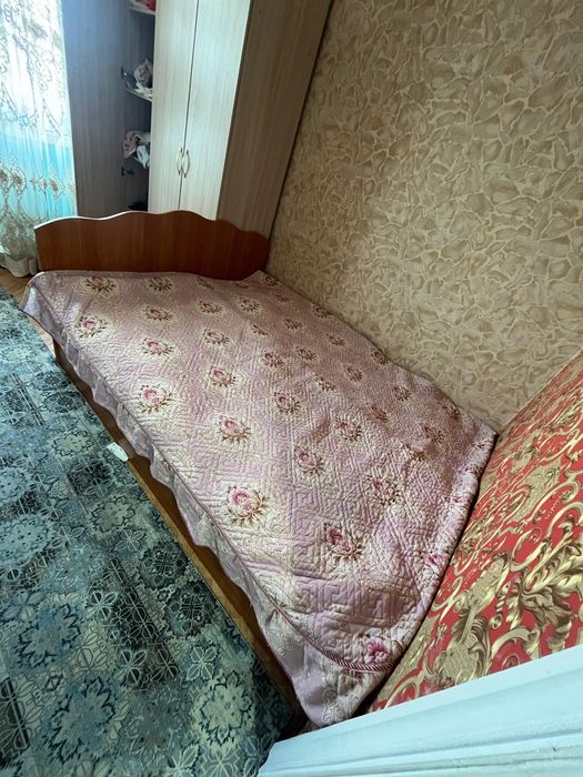 Продам двуспальную кровать. Без матраса