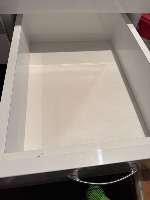 Бюро за маникюр с чекмеджета