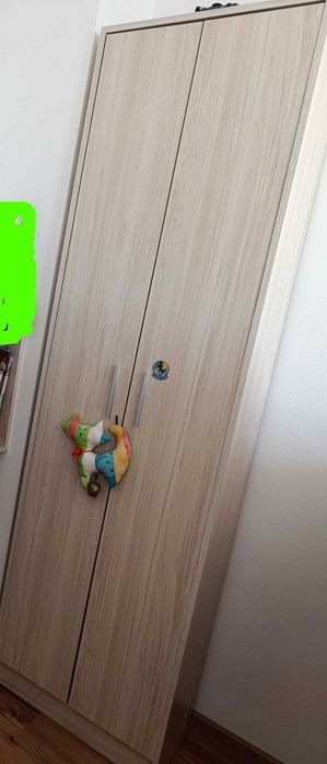 Продавам библиотека и гардероб