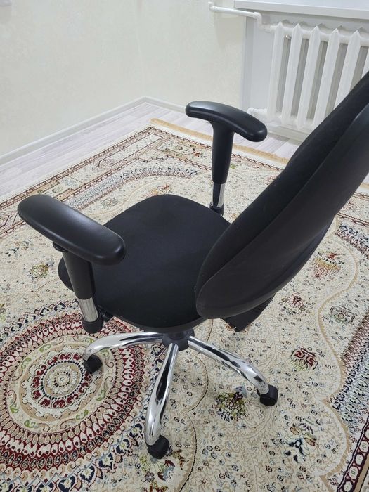 Стул на колёсах черный