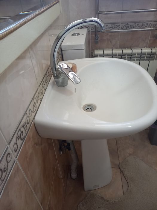 Продам раковину со смесителем