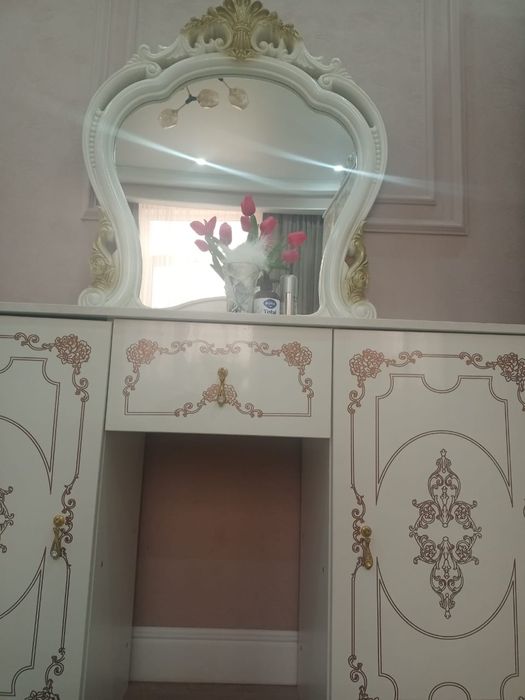 Комод с зеркалом