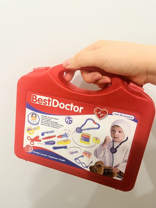 Игрушки: доктор, пистолет