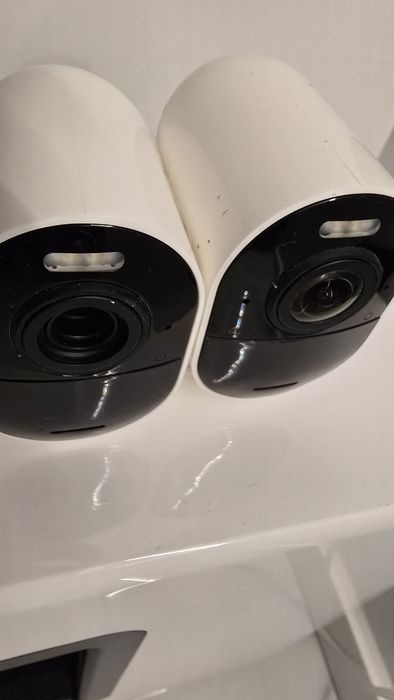 Arlo Ultra + SmartHub (1 cameră funcțională, 1 cu lentilă spartă)