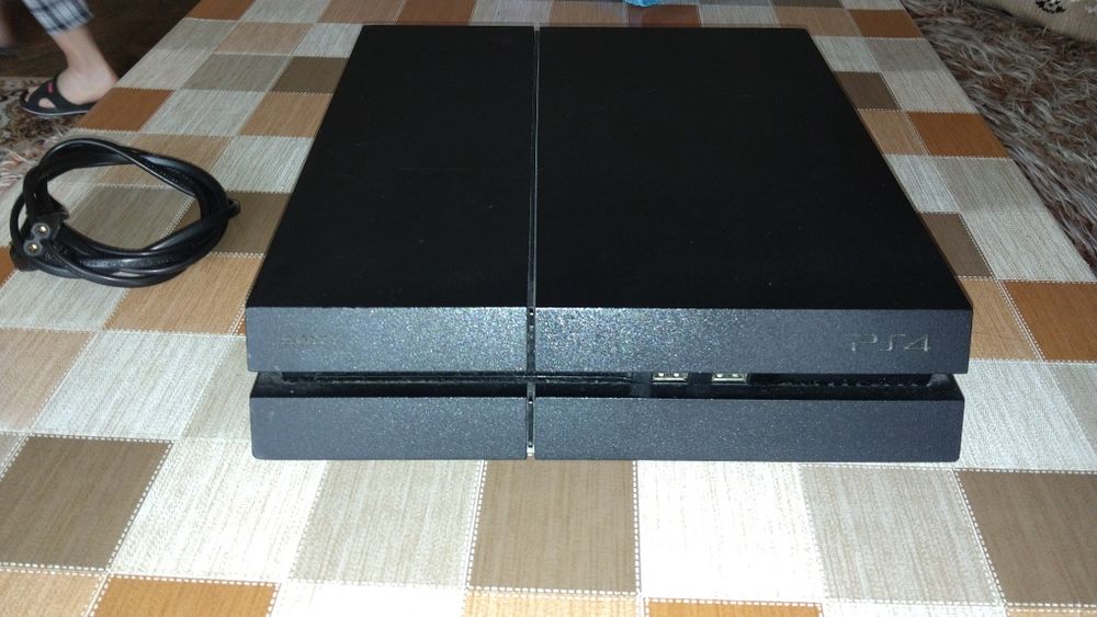 PlayStation 4 с контролер