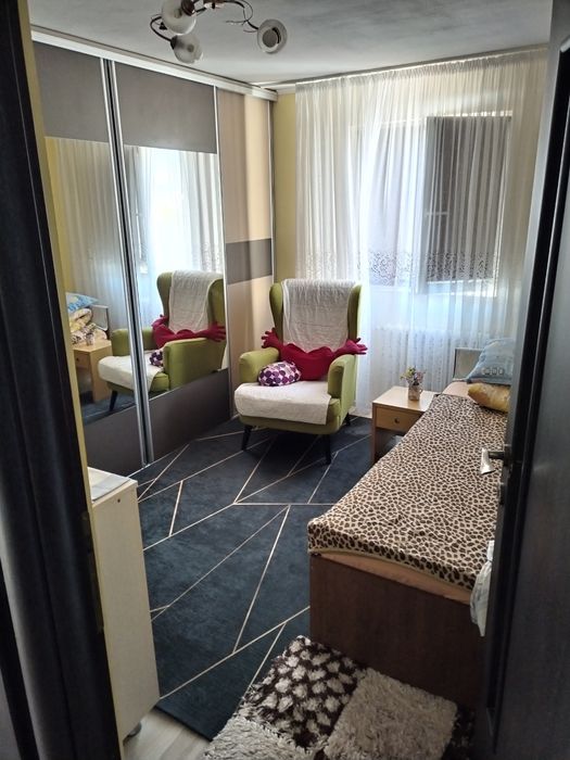 Vand apartament cu 4 camere