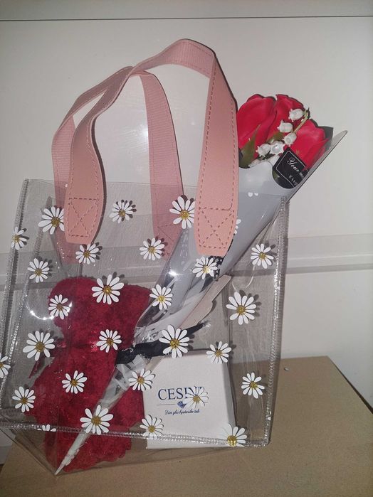 Set cadou ursulet, flori, brosa si bratara