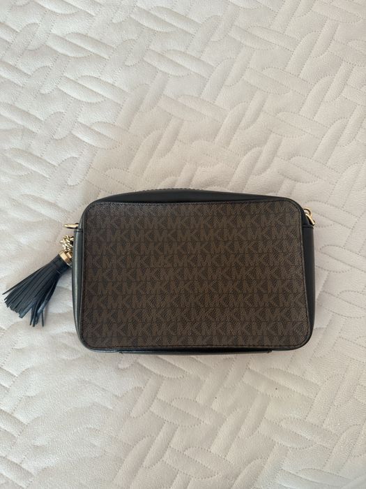 Оригинална дамска чанта Michael Kors – кафява, през рамо, с пискюл