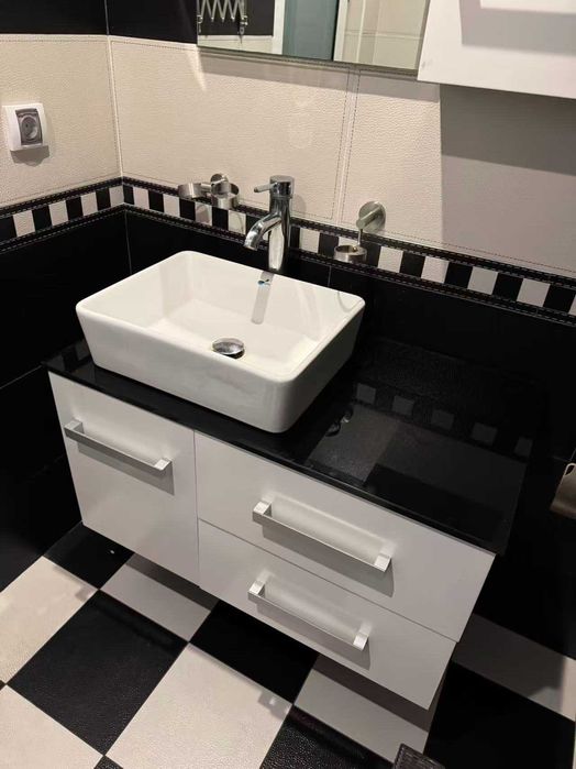 Шкаф за баня с огледало и лед осветление изработено от алуминий