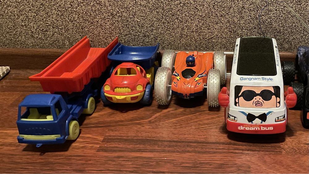 Игрушечные машинки