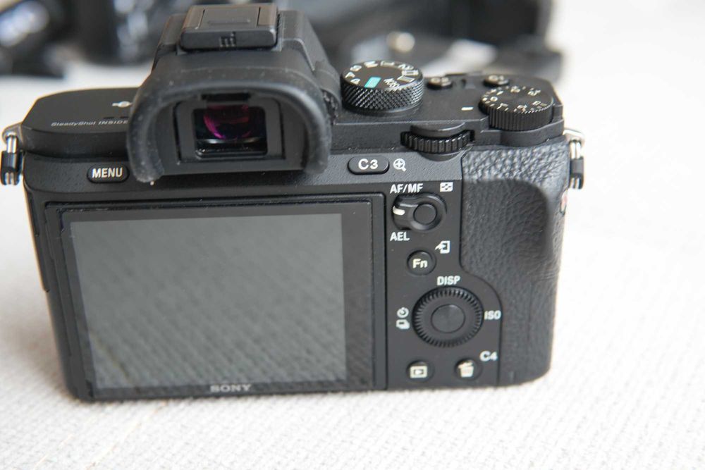 sony a7ii - тяло, грип, 3 батерии, зарядно, 12к кадъра.