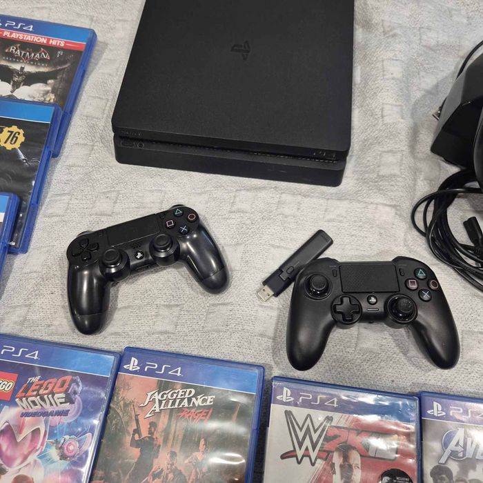 PlayStation 4 слим plus 13 игри плюс волан и педали и два джойстика
