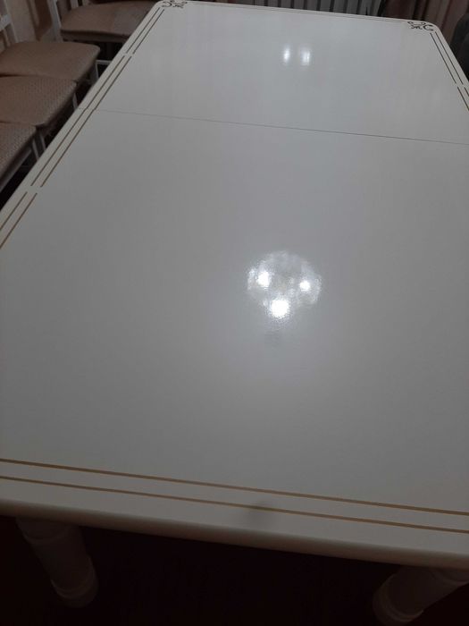 Продается стол для гостиной комнаты