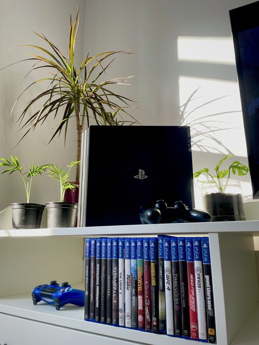Vand PlayStation Pro + 2 Manete + Jocuri