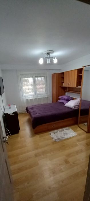 Inchiriez apartament  cu 2 camere etaj 1 la piata mare