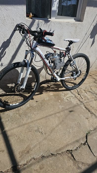 Dau la schimb sau vând bicicleta cu motor 80cc 2t