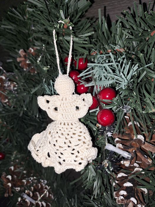 Ornament ingeras crosetat pentru pomul de Crăciun