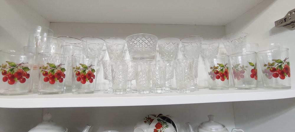 Посуда хрустальные, стеклянные фужеры, вазы, салатницы
