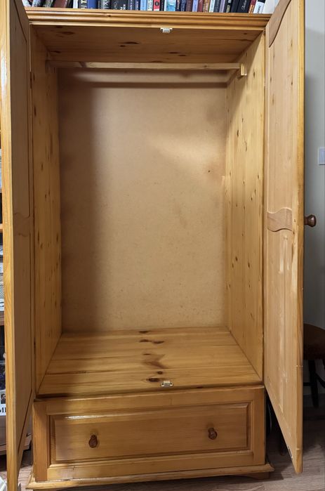 Дървен гардероб.