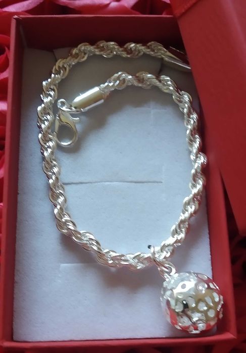 Нова, сребърна гривна с висулка. В кутия за подарък.