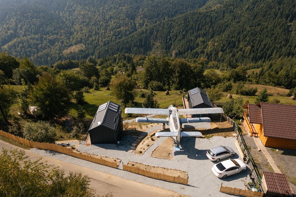 Căsuțe premium la munte + avion real în curte – Disponibile acum