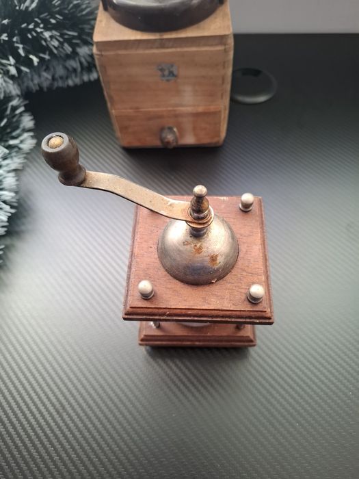 Стари ретро дървени мелнички за черен пипер или кафе