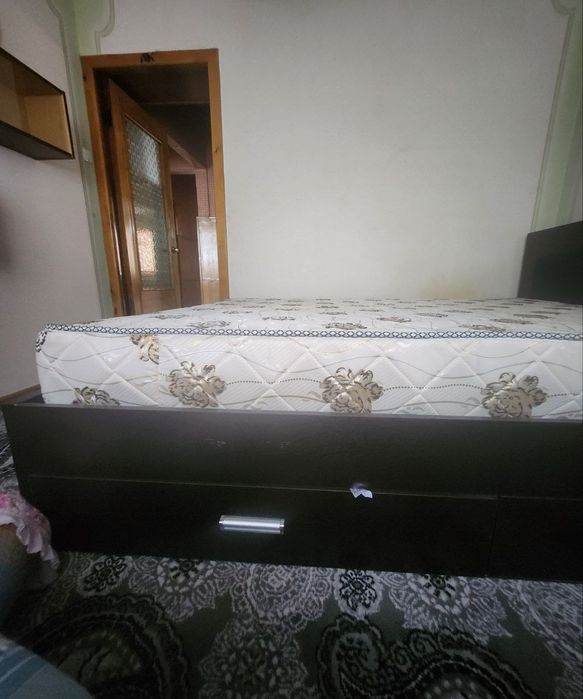 Кровать с матрасом и ящиками для хранения