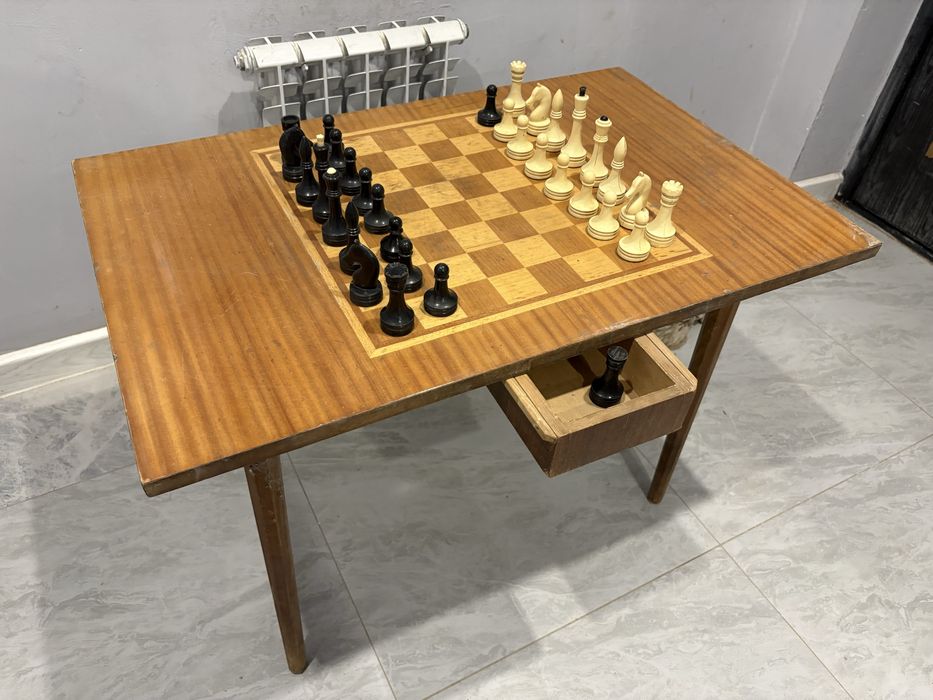 Деревянный шахматный стол
