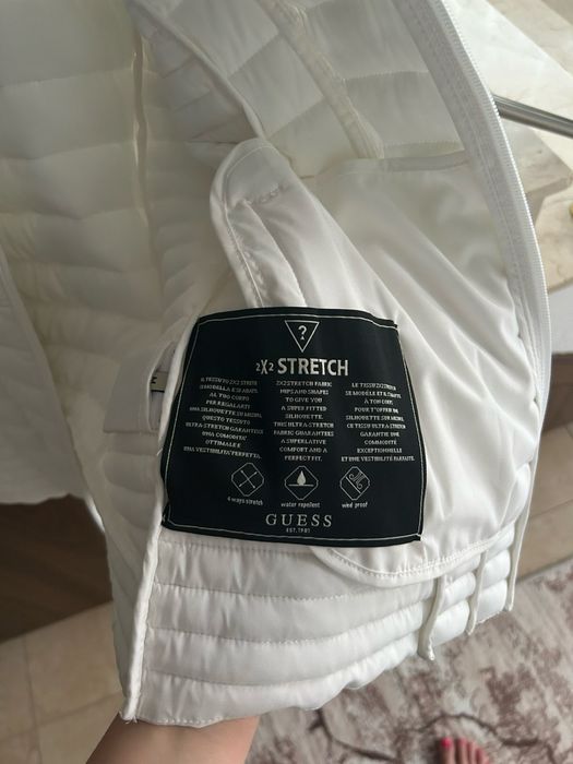 Продавам яке на марката GUESS, размер M. Носено само веднъж, без никакви забележки. Цена: 50 €.
