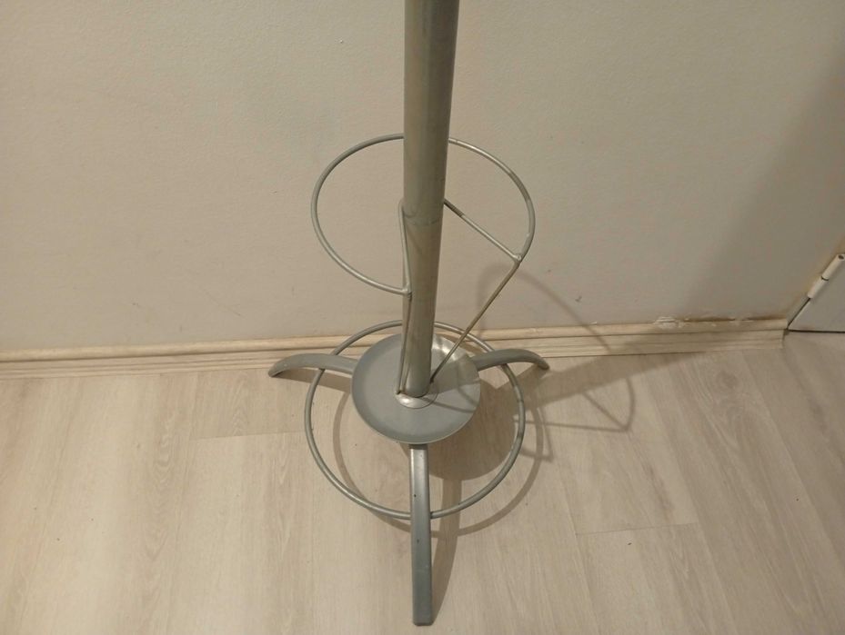 Продавам закачалка за дрехи
