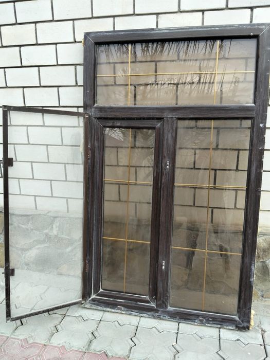 Окно со стеклом и решеткой