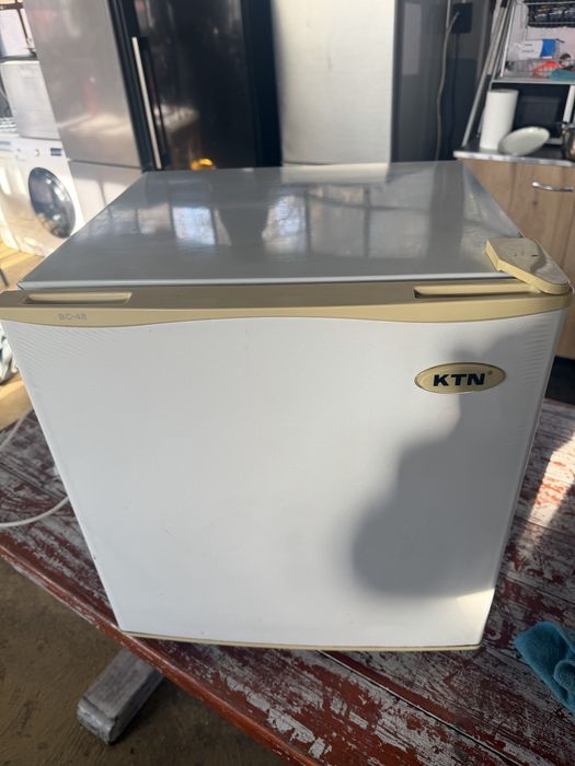 Малък хладилник с компресор KTN