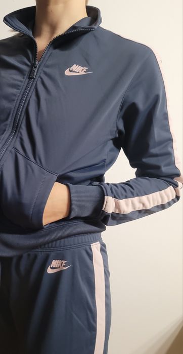 Vand trening Nike, marimea S/36
Purtat o singura data.