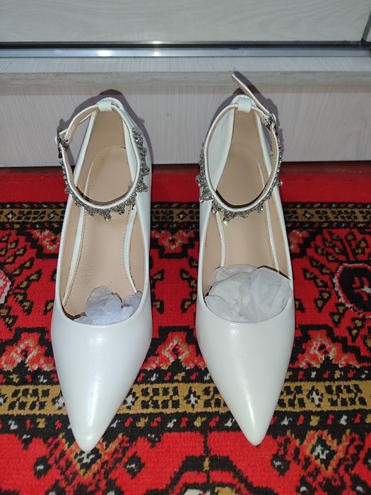 Ок туфлик сотилади