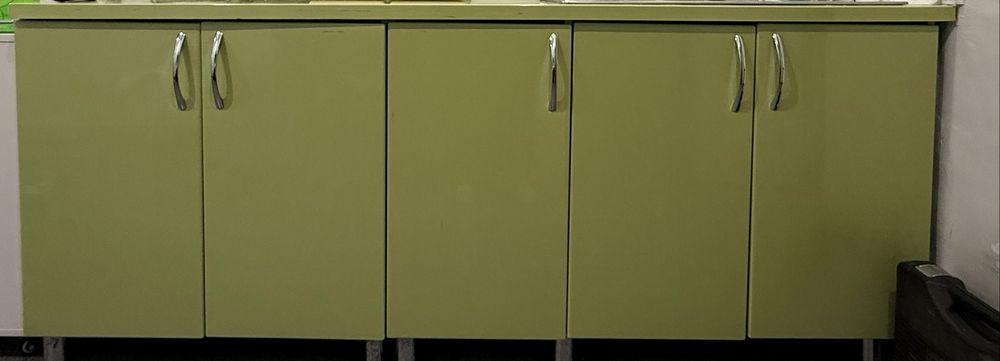 Гарнитур, шкаф с раковиной и краном.