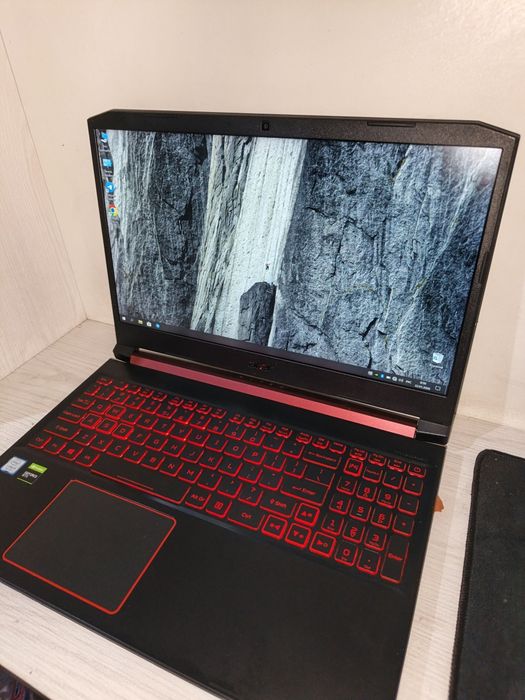 Noutbuk sotiladi srochno