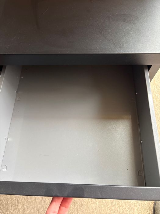 Метален шкаф с три чекмеджета