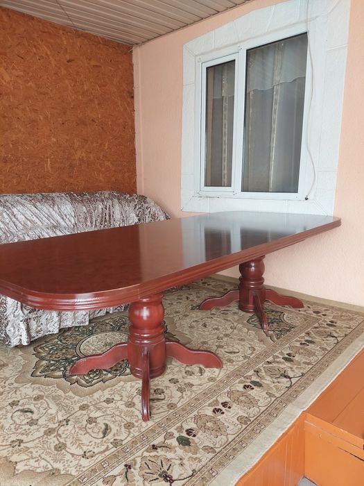 Продаётся красивый стол в зал