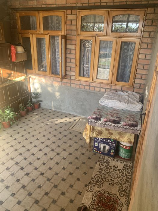 Uy sotiladi 2 xonali 3 xona qilingan Qo’shimchalari bor