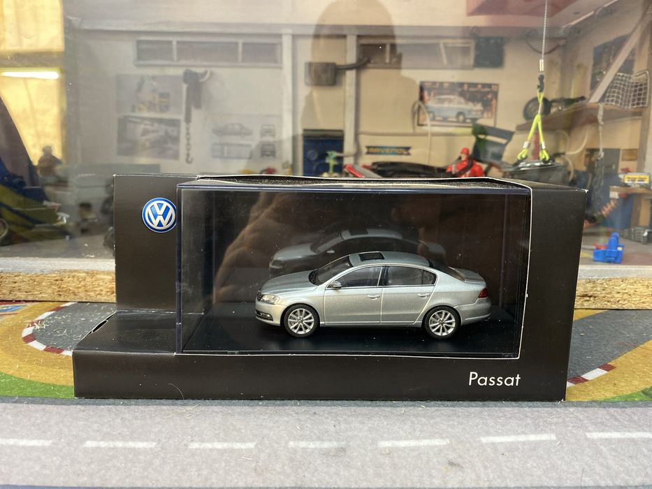 VOLKSWAGEN  PASSAT machetă auto scara 1:43 (11cm) Dealer Edition