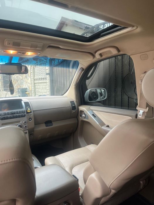 Nissan Pathfinder LE Plus