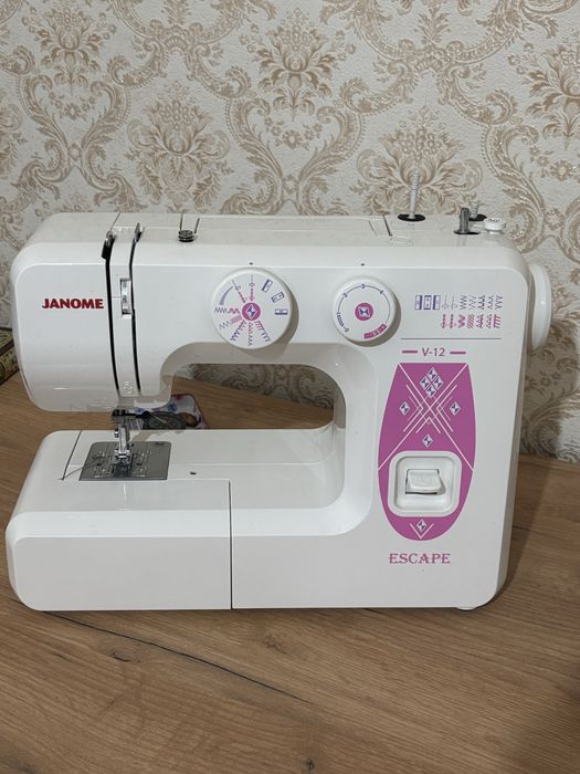 Швейная машина Janome Escape V-12